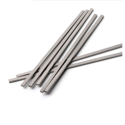Op maat gemaakte wolfraamcarbide strip met 12,00-14,90 g/cm3 dichtheid en 86,5-93,6 HRA hardheid voor gereedschapsverwerking