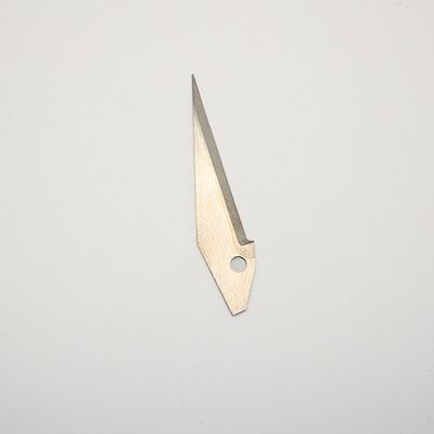 Op maat gecementiseerde wolfraamcarbide legering driehoekige enkele gat positionering blad stof film snijmachine industriële mes