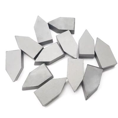 Op maat gemaakte, slijtvaste, met wolfraamcarbide gesoldeerde tips met YG6 YG6X YG8 legering voor gereedschapsfabricage