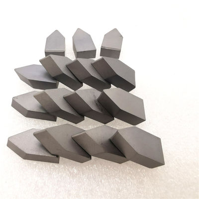 Op maat gemaakte, slijtvaste, met wolfraamcarbide gesoldeerde tips met YG6 YG6X YG8 legering voor gereedschapsfabricage